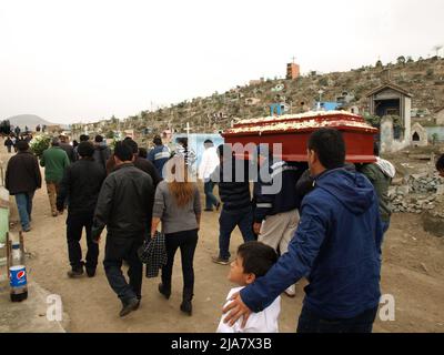 Eine Beerdigung auf dem Friedhof von La Esperanza, im Bezirk Villa el Salvador in Lima. Es ist eines der größten in Amerika und empfängt fast zwei Millionen Besucher pro Jahr, nur am Tag der Toten. Stockfoto
