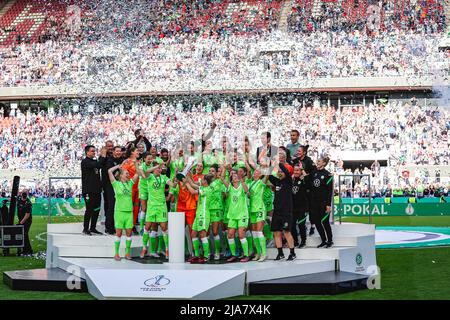 Köln, Deutschland. 28.. Mai 2022. Der VfL Wolfsburg feiert das DFB-Pokalfinale der Frauen 2021/2022 zwischen dem VfL Wolfsburg und Turbine Potsdam auf der RheinEnergieSTADIUM in Köln. Norina Toenges/Sports Press Foto: SPP Sport Press Foto. /Alamy Live News Stockfoto