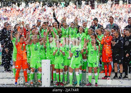 Köln, Deutschland. 28.. Mai 2022. Der VfL Wolfsburg feiert das DFB-Pokalfinale der Frauen 2021/2022 zwischen dem VfL Wolfsburg und Turbine Potsdam auf der RheinEnergieSTADIUM in Köln. Norina Toenges/Sports Press Foto: SPP Sport Press Foto. /Alamy Live News Stockfoto