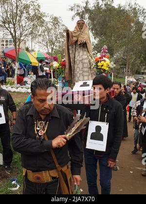 Der Friedhof von La Esperanza, im Stadtteil Villa el Salvador in Lima, ist einer der größten in ganz Amerika und empfängt fast zwei Millionen Besucher pro Jahr, nur am Tag der Toten. Stockfoto