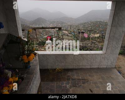 Der Friedhof von La Esperanza, im Stadtteil Villa el Salvador in Lima, ist einer der größten in ganz Amerika und empfängt fast zwei Millionen Besucher pro Jahr, nur am Tag der Toten. Stockfoto