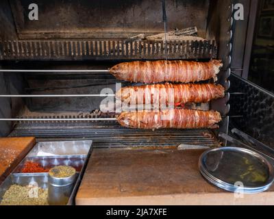 Türkische Street Food Kokorec gemacht mit Schaf Darm in Holz befeuerten Ofen gekocht Stockfoto
