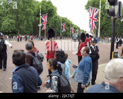 Westminster, Großbritannien. 28.. Mai 2022. Truppen und Polizei bereiten sich auf die Feierlichkeiten zum Platin-Jubiläum der Königin nächste Woche (2. Juni ndto 5. 2022) im Herzen von London vor. Kredit: Motofoto/Alamy Live Nachrichten Stockfoto