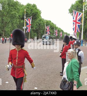 Westminster, Großbritannien. 28.. Mai 2022. Truppen und Polizei bereiten sich auf die Feierlichkeiten zum Platin-Jubiläum der Königin nächste Woche (2. Juni ndto 5. 2022) im Herzen von London vor. Kredit: Motofoto/Alamy Live Nachrichten Stockfoto