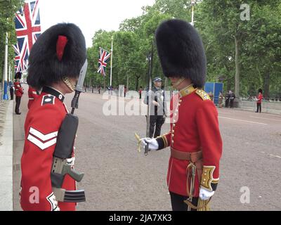 Westminster, Großbritannien. 28.. Mai 2022. Truppen und Polizei bereiten sich auf die Feierlichkeiten zum Platin-Jubiläum der Königin nächste Woche (2. Juni ndto 5. 2022) im Herzen von London vor. Kredit: Motofoto/Alamy Live Nachrichten Stockfoto