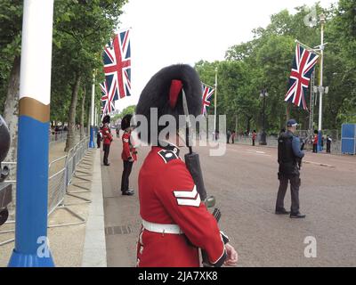 Westminster, Großbritannien. 28.. Mai 2022. Truppen und Polizei bereiten sich auf die Feierlichkeiten zum Platin-Jubiläum der Königin nächste Woche (2. Juni ndto 5. 2022) im Herzen von London vor. Kredit: Motofoto/Alamy Live Nachrichten Stockfoto