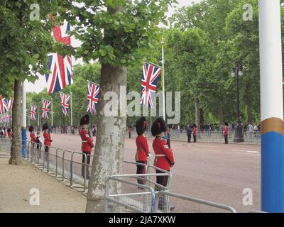 Westminster, Großbritannien. 28.. Mai 2022. Truppen und Polizei bereiten sich auf die Feierlichkeiten zum Platin-Jubiläum der Königin nächste Woche (2. Juni ndto 5. 2022) im Herzen von London vor. Kredit: Motofoto/Alamy Live Nachrichten Stockfoto