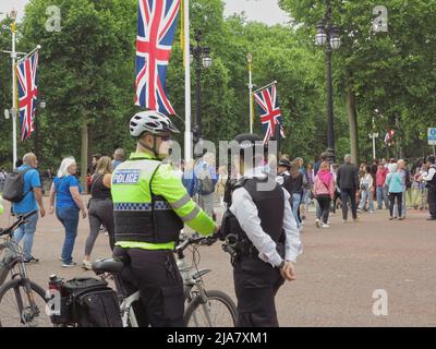 Westminster, Großbritannien. 28.. Mai 2022. Die MET-Polizei bereitet sich auf die Feierlichkeiten zum Platin-Jubiläum der Königin nächste Woche (2. Juni ndto 5. 2022) im Herzen von London vor. Kredit: Motofoto/Alamy Live Nachrichten Stockfoto