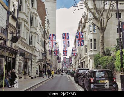 Westminster, Großbritannien. 28.. Mai 2022. Union Jack-Flaggen fliegen in Jermyn Sytreet, London, W1 anlässlich der Feierlichkeiten zum Platin-Jubiläum der Queens nächste Woche (2. Juni ndto 5. 2022) im Herzen Londons. Kredit: Motofoto/Alamy Live Nachrichten Stockfoto