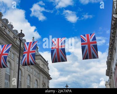 Westminster, Großbritannien. 28.. Mai 2022. Union Jack Flaggen fliegen in Picadilly London, W1 zur Feier der Queens Platinum Jubilee Feiern nächste Woche (2. Juni ndto 5. 2022) im Herzen von London. Kredit: Motofoto/Alamy Live Nachrichten Stockfoto