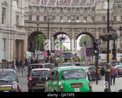 Westminster, Großbritannien. 28.. Mai 2022. Während sich Truppen und Polizei nächste Woche (2. Juni ndto 5. 2022) auf die Feierlichkeiten zum Platin-Jubiläum der Queens vorbereiten, werden unter dem Admiralty Arch, der zur berühmten Mall führt, Menschenmassen und Verkehr blockiert. Kredit: Motofoto/Alamy Live Nachrichten Stockfoto