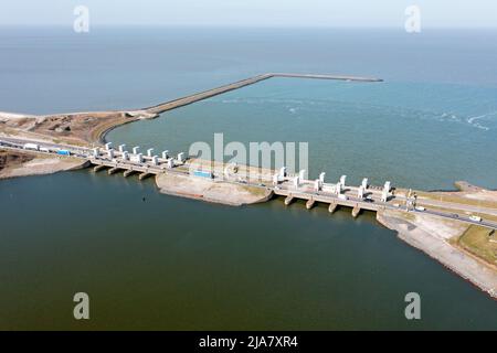 Luftaufnahme aus Kornwerderzand am Afsluitdijk in den Niederlanden Stockfoto