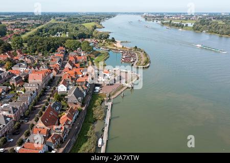 Luftaufnahme aus der Stadt Woudrichem am Fluss Merwede in den Niederlanden Stockfoto