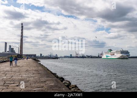 Poolbeg, Dublin, Irland. 28.. Mai 2022. An einem warmen und sonnigen Tag in der irischen Hauptstadt, Schiff Irish Ferries 'W.B. Yeats segelt am Nachmittag vom Hafen von Dublin nach Cherbourg, Frankreich. Der Rest des Wochenendes wird sonnig mit Temperaturen von 16C bis 20C. Quelle: AG News/Alamy Live News Stockfoto