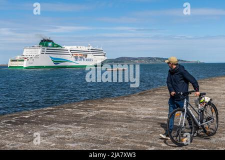 Poolbeg, Dublin, Irland. 28.. Mai 2022. An einem warmen und sonnigen Tag in der irischen Hauptstadt, Schiff Irish Ferries 'W.B. Yeats segelt am Nachmittag vom Hafen von Dublin nach Cherbourg, Frankreich. Der Rest des Wochenendes wird sonnig mit Temperaturen von 16C bis 20C. Quelle: AG News/Alamy Live News Stockfoto