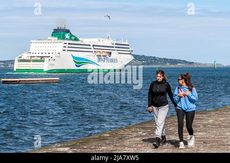 Poolbeg, Dublin, Irland. 28.. Mai 2022. An einem warmen und sonnigen Tag in der irischen Hauptstadt, Schiff Irish Ferries 'W.B. Yeats segelt am Nachmittag vom Hafen von Dublin nach Cherbourg, Frankreich. Der Rest des Wochenendes wird sonnig mit Temperaturen von 16C bis 20C. Quelle: AG News/Alamy Live News Stockfoto