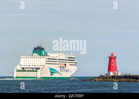 Poolbeg, Dublin, Irland. 28.. Mai 2022. An einem warmen und sonnigen Tag in der irischen Hauptstadt, Schiff Irish Ferries 'W.B. Yeats segelt am Nachmittag vom Hafen von Dublin nach Cherbourg, Frankreich. Der Rest des Wochenendes wird sonnig mit Temperaturen von 16C bis 20C. Quelle: AG News/Alamy Live News Stockfoto