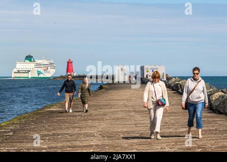 Poolbeg, Dublin, Irland. 28.. Mai 2022. An einem warmen und sonnigen Tag in der irischen Hauptstadt, Schiff Irish Ferries 'W.B. Yeats segelt am Nachmittag vom Hafen von Dublin nach Cherbourg, Frankreich. Der Rest des Wochenendes wird sonnig mit Temperaturen von 16C bis 20C. Quelle: AG News/Alamy Live News Stockfoto