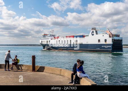 Poolbeg, Dublin, Irland. 28.. Mai 2022. An einem warmen und sonnigen Tag in der irischen Hauptstadt kommt die Seatruck-Ro-Fähre „Seatruck Progress“ aus Liverpool, Großbritannien, an. Der Rest des Wochenendes wird sonnig mit Temperaturen von 16C bis 20C. Quelle: AG News/Alamy Live News Stockfoto