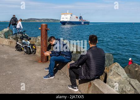 Poolbeg, Dublin, Irland. 28.. Mai 2022. An einem warmen und sonnigen Tag in der irischen Hauptstadt kommt die P&O-Fähre „Norbay“ aus Liverpool, Großbritannien, an. Der Rest des Wochenendes wird sonnig mit Temperaturen von 16C bis 20C. Quelle: AG News/Alamy Live News Stockfoto