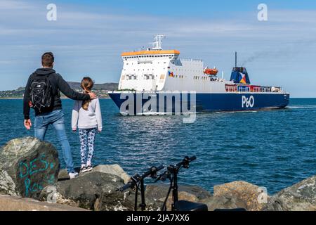 Poolbeg, Dublin, Irland. 28.. Mai 2022. An einem warmen und sonnigen Tag in der irischen Hauptstadt kommt die P&O-Fähre „Norbay“ aus Liverpool, Großbritannien, an. Der Rest des Wochenendes wird sonnig mit Temperaturen von 16C bis 20C. Quelle: AG News/Alamy Live News Stockfoto