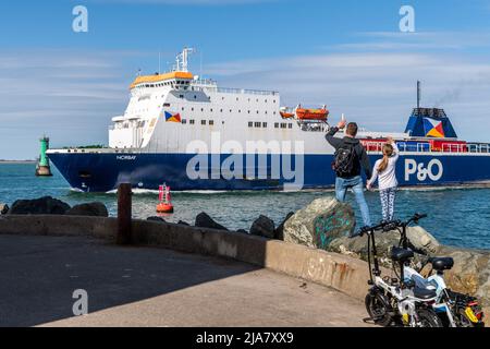 Poolbeg, Dublin, Irland. 28.. Mai 2022. An einem warmen und sonnigen Tag in der irischen Hauptstadt kommt die P&O-Fähre „Norbay“ aus Liverpool, Großbritannien, an. Der Rest des Wochenendes wird sonnig mit Temperaturen von 16C bis 20C. Quelle: AG News/Alamy Live News Stockfoto