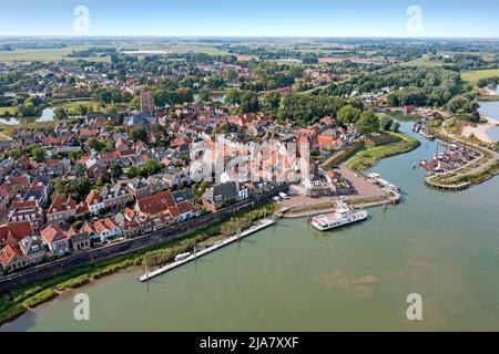 Luftaufnahme aus der Stadt Woudrichem am Fluss Merwede in den Niederlanden Stockfoto