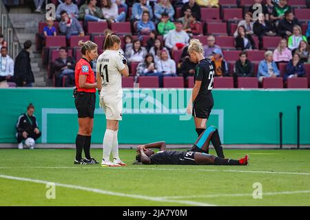 Köln, Deutschland. 28.. Mai 2022. Teninsoun Sissoko (23 Potsdam) muss während des DFB-Pokalfinales der Frauen 2021/2022 zwischen dem VfL Wolfsburg und Turbine Potsdam auf der RheinEnergieSTADIUM in Köln behandelt werden. Norina Toenges/Sports Press Foto: SPP Sport Press Foto. /Alamy Live News Stockfoto