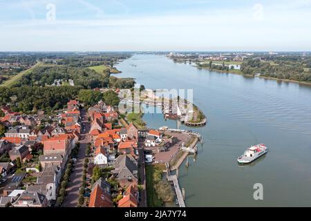 Luftaufnahme aus dem historischen Dorf Woudrichem mit der Fähre in den Niederlanden Stockfoto