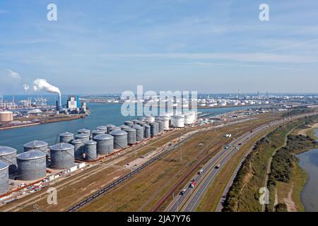 Luftaufnahme aus der Industrie im Hafen von Rotterdam in den Niederlanden Stockfoto