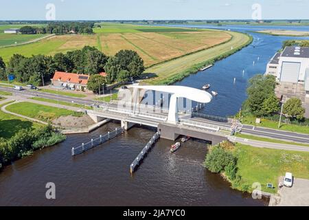 Luftaufnahme von einer Zugbrücke auf dem Land in der Nähe von Vollenhove in den Niederlanden Stockfoto