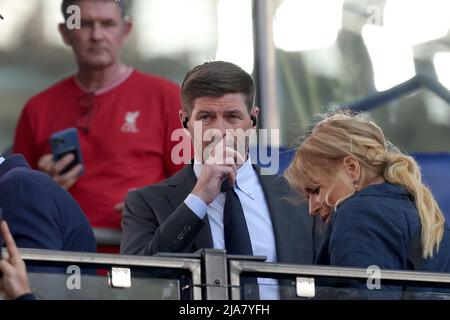 Paris, Frankreich. 28.. Mai 2022; Stade de France Stadion, Saint-Denis, Paris, Frankreich. Champions League-Fußballfinale zwischen dem FC Liverpool und Real Madrid; Steven Gerrard lässt sich aufbringen, bevor er ins fernsehen geht Credit: Action Plus Sports Images/Alamy Live News Stockfoto