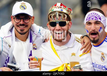 Real Madrid-Fans vor dem UEFA Champions League-Finale im Stade de France, Paris. Bilddatum: Samstag, 28. Mai 2022. Stockfoto