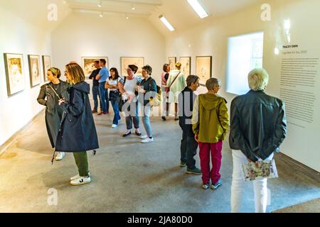 Edinburgh, Schottland. Sa, 28. Mai 2022. Besucher am Eröffnungstag von Tracey Emins Ausstellung ‘I Lay Here for You’ im Jupiter Artland. Die ursprünglich für 2020 geplante und durch die Covid-19-Pandemie und die Krebsdiagnose von Emin verzögerte Ausstellung ist Tracey Emins erste schottische Schau seit 2008 und ist vom 28. Mai bis 2. Oktober 2022 geöffnet. Stockfoto