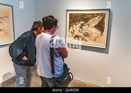 Edinburgh, Schottland. Sa, 28. Mai 2022. Besucher am Eröffnungstag von Tracey Emins Ausstellung ‘I Lay Here for You’ im Jupiter Artland. Die ursprünglich für 2020 geplante und durch die Covid-19-Pandemie und die Krebsdiagnose von Emin verzögerte Ausstellung ist Tracey Emins erste schottische Schau seit 2008 und ist vom 28. Mai bis 2. Oktober 2022 geöffnet. Stockfoto