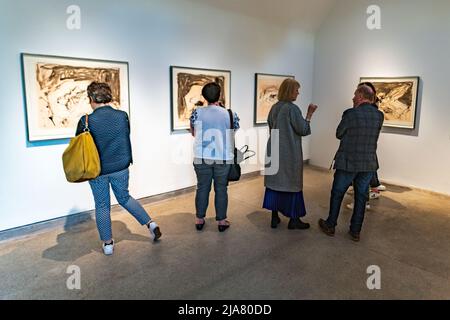 Edinburgh, Schottland. Sa, 28. Mai 2022. Besucher am Eröffnungstag von Tracey Emins Ausstellung ‘I Lay Here for You’ im Jupiter Artland. Die ursprünglich für 2020 geplante und durch die Covid-19-Pandemie und die Krebsdiagnose von Emin verzögerte Ausstellung ist Tracey Emins erste schottische Schau seit 2008 und ist vom 28. Mai bis 2. Oktober 2022 geöffnet. Stockfoto