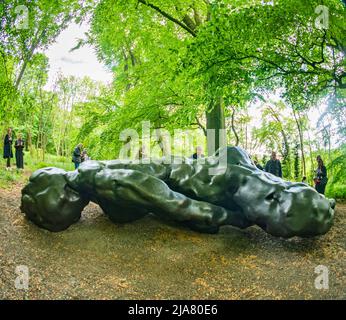 Edinburgh, Schottland. Sa, 28. Mai 2022. Besucher am Eröffnungstag von Tracey Emins Ausstellung ‘I Lay Here for You’ im Jupiter Artland. Die ursprünglich für 2020 geplante und durch die Covid-19-Pandemie und die Krebsdiagnose von Emin verzögerte Ausstellung ist Tracey Emins erste schottische Schau seit 2008 und ist vom 28. Mai bis 2. Oktober 2022 geöffnet. Stockfoto