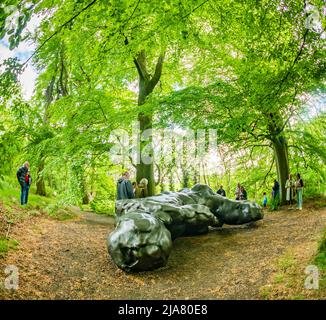 Edinburgh, Schottland. Sa, 28. Mai 2022. Besucher am Eröffnungstag von Tracey Emins Ausstellung ‘I Lay Here for You’ im Jupiter Artland. Die ursprünglich für 2020 geplante und durch die Covid-19-Pandemie und die Krebsdiagnose von Emin verzögerte Ausstellung ist Tracey Emins erste schottische Schau seit 2008 und ist vom 28. Mai bis 2. Oktober 2022 geöffnet. Stockfoto