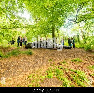 Edinburgh, Schottland. Sa, 28. Mai 2022. Besucher am Eröffnungstag von Tracey Emins Ausstellung ‘I Lay Here for You’ im Jupiter Artland. Die ursprünglich für 2020 geplante und durch die Covid-19-Pandemie und die Krebsdiagnose von Emin verzögerte Ausstellung ist Tracey Emins erste schottische Schau seit 2008 und ist vom 28. Mai bis 2. Oktober 2022 geöffnet. Stockfoto