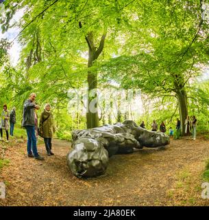 Edinburgh, Schottland. Sa, 28. Mai 2022. Besucher am Eröffnungstag von Tracey Emins Ausstellung ‘I Lay Here for You’ im Jupiter Artland. Die ursprünglich für 2020 geplante und durch die Covid-19-Pandemie und die Krebsdiagnose von Emin verzögerte Ausstellung ist Tracey Emins erste schottische Schau seit 2008 und ist vom 28. Mai bis 2. Oktober 2022 geöffnet. Stockfoto