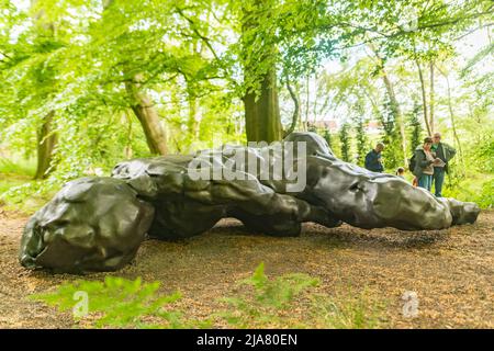 Edinburgh, Schottland. Sa, 28. Mai 2022. Besucher am Eröffnungstag von Tracey Emins Ausstellung ‘I Lay Here for You’ im Jupiter Artland. Die ursprünglich für 2020 geplante und durch die Covid-19-Pandemie und die Krebsdiagnose von Emin verzögerte Ausstellung ist Tracey Emins erste schottische Schau seit 2008 und ist vom 28. Mai bis 2. Oktober 2022 geöffnet. Stockfoto