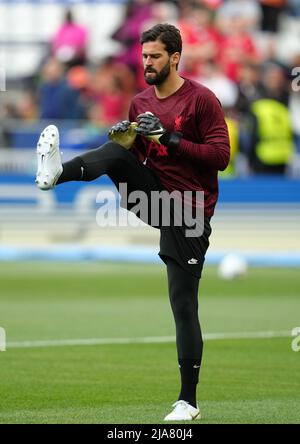 Liverpooler Torhüter Alisson wärmt sich vor dem Start beim UEFA Champions League-Finale im Stade de France, Paris, auf. Bilddatum: Samstag, 28. Mai 2022. Stockfoto