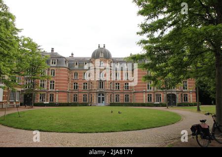 Ein wunderschönes Schloss „Rvenhof“ in einem Wald mit Kiefern und Rhododendrons in belgien Stockfoto