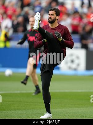 Liverpooler Torhüter Alisson wärmt sich vor dem Start beim UEFA Champions League-Finale im Stade de France, Paris, auf. Bilddatum: Samstag, 28. Mai 2022. Stockfoto