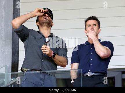 Die Besitzer von Wrexham, Ryan Reynolds (links) und Rob McElhenney, reagieren während des Halbfinalmatches der Vanarama National League auf dem Pferderennplatz in Wrexham. Bilddatum: Samstag, 28. Mai 2022. Stockfoto