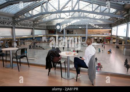 Amtrak's Metropolitan Lounge Balkon mit Blick auf die neue Moynihan Train Hall im James A. Farley Post Office Building, New York City, NY. Stockfoto