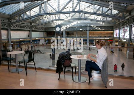 Amtrak's Metropolitan Lounge Balkon mit Blick auf die neue Moynihan Train Hall im James A. Farley Post Office Building, New York City, NY. Stockfoto