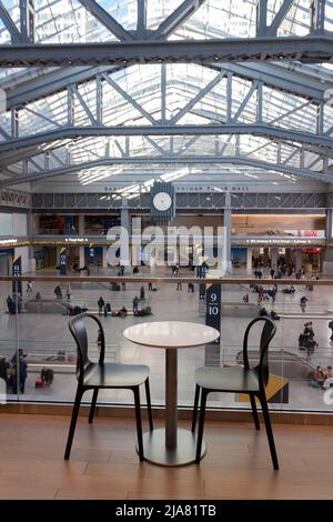 Amtrak's Metropolitan Lounge Balkon mit Blick auf die neue Moynihan Train Hall im James A. Farley Post Office Building, New York City, NY. Stockfoto