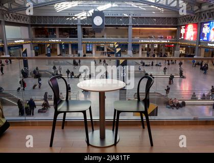 Amtrak's Metropolitan Lounge Balkon mit Blick auf die neue Moynihan Train Hall im James A. Farley Post Office Building, New York City, NY. Stockfoto