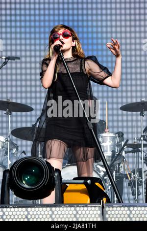 Napa, Kalifornien, USA. 27.. Mai 2022. Lauren Mayberry von der Band CHVRCHES am Bühnentag 1 des BottleRock 2022 Music Festival. Kredit: Ken Howard/Alamy Live Nachrichten Stockfoto